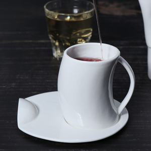女性のウエスト デザイン セラミック コーヒー カップ ソーサー カスタマイズされた白磁のコーヒー カップ セット
