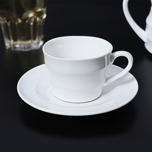 シンプルなデザインのカフェ用の白い磁器のティー カップ コーヒー カップ ソーサー