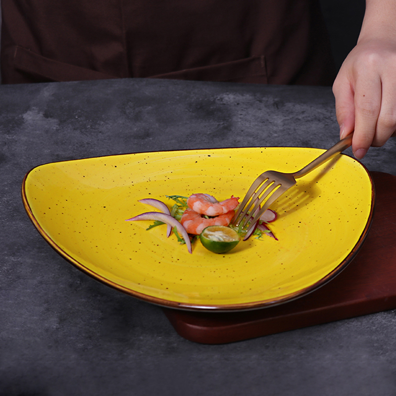 磁器のディナー セット ホテルのダイニングのための黄色によってカスタマイズされた食器セラミック プレート セット