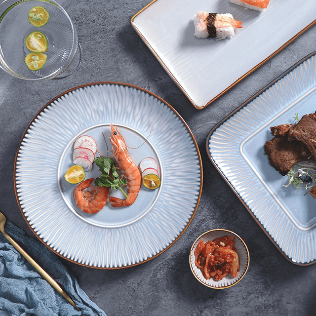 青い磁器のディナープレート