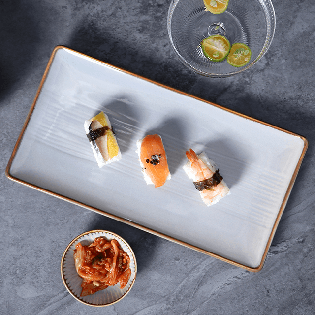 青い磁器のディナープレート