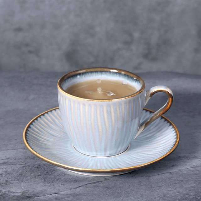 青い磁器のディナープレート