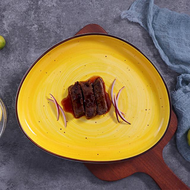 磁器のディナー セット ホテルのダイニングのための黄色によってカスタマイズされた食器セラミック プレート セット